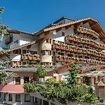 Regina Hotelsuites Apartmanhotel 4*
